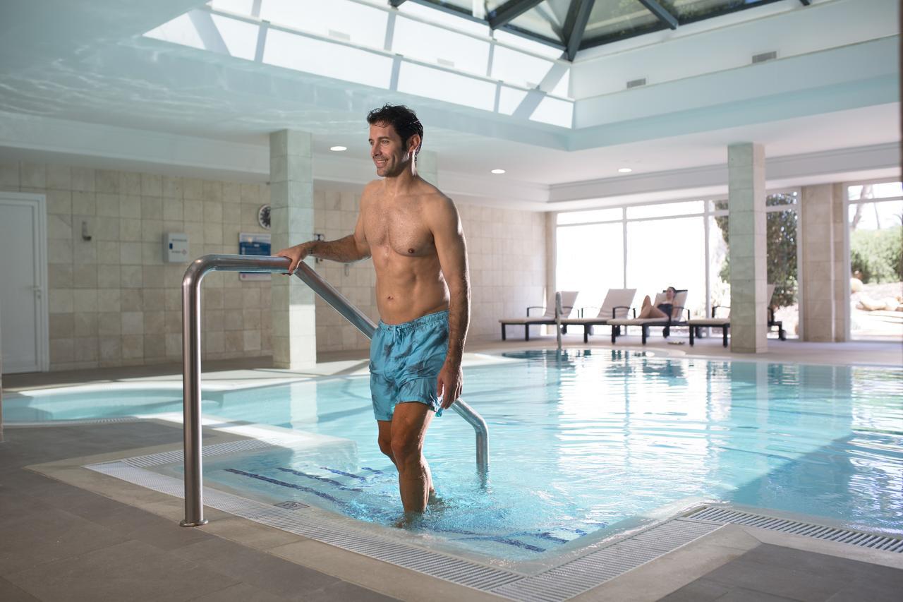 Hipotels Hipocampo Palace & Spa Cala Millor  Exterior foto A man entering a swimming pool
