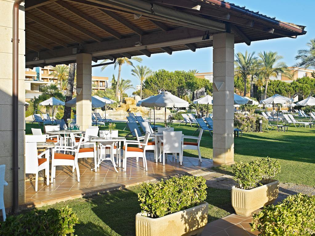Hipotels Hipocampo Palace & Spa Cala Millor  Exterior foto The resort's poolside bar